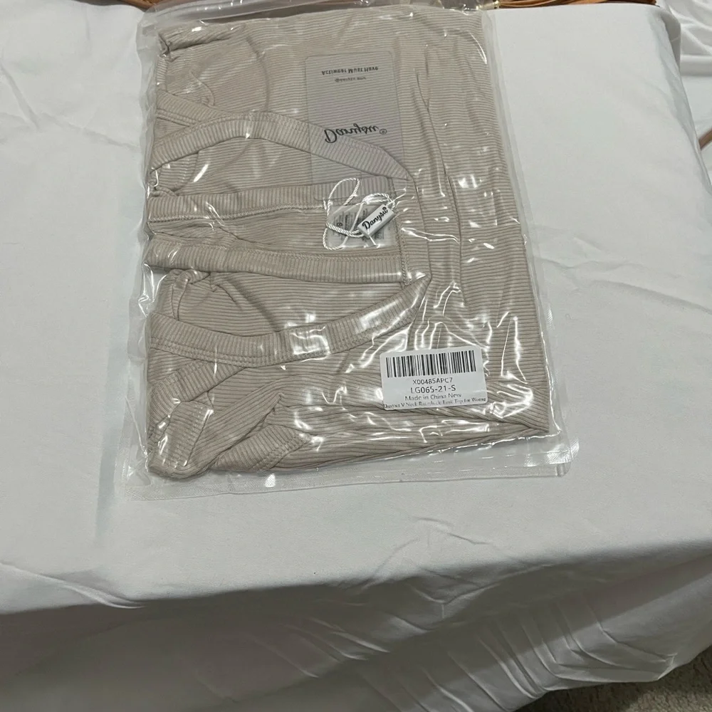 Women's Cream Ribbed razorback Tanktop - Picture 4 of 4